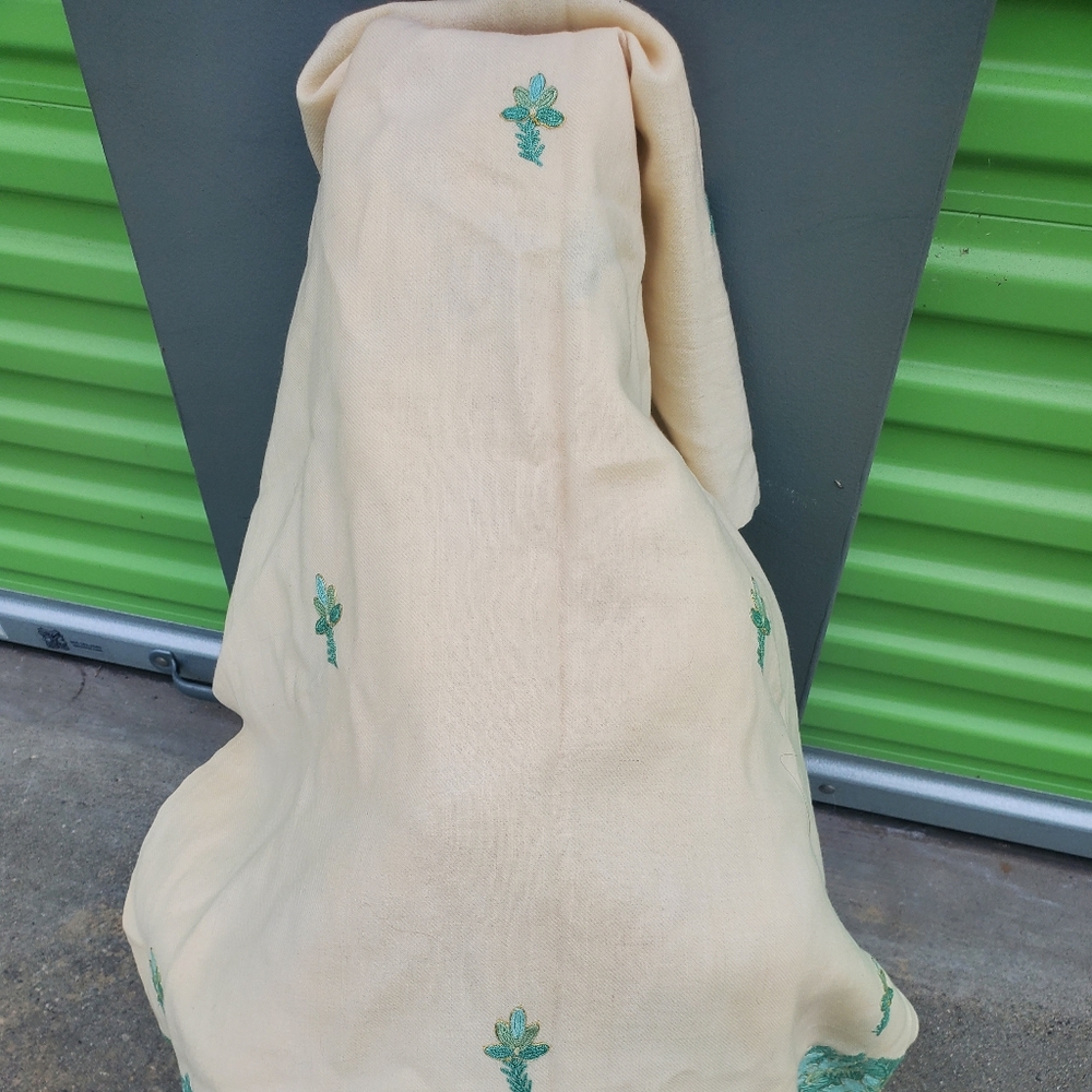 VTG  Oversized Tan 37x26 Scarf Shawl